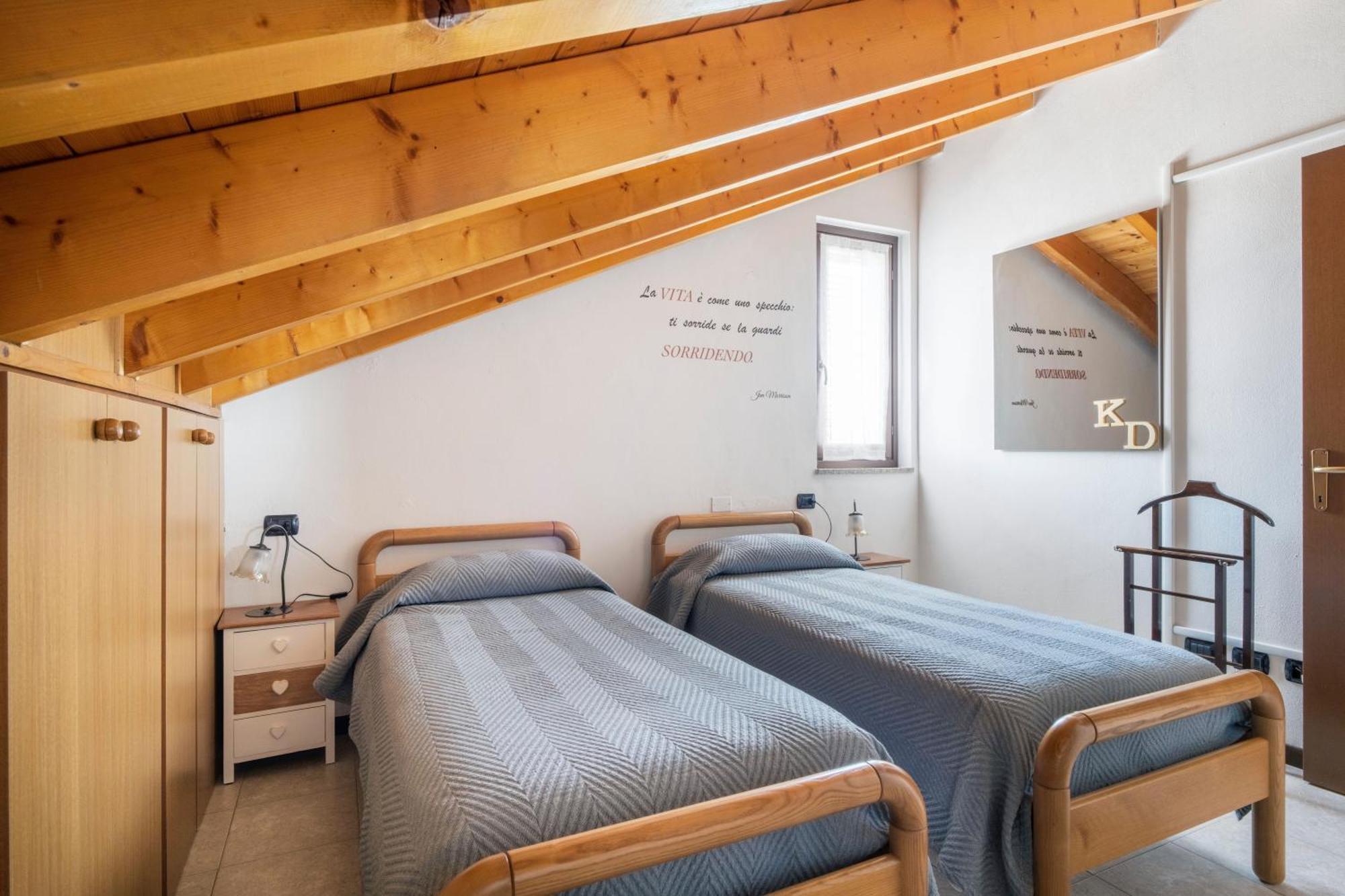 Le Rose Apartment Venegono Superiore Bagian luar foto