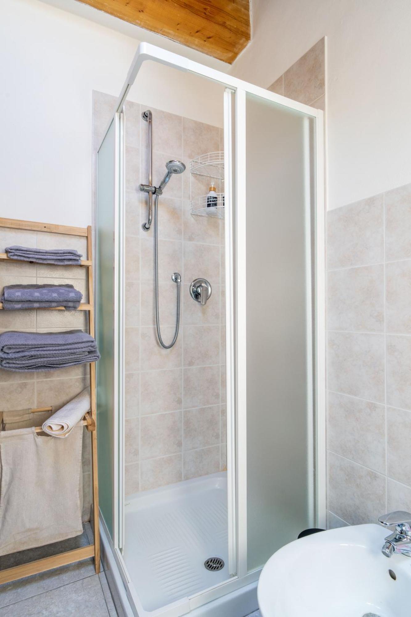 Le Rose Apartment Venegono Superiore Bagian luar foto