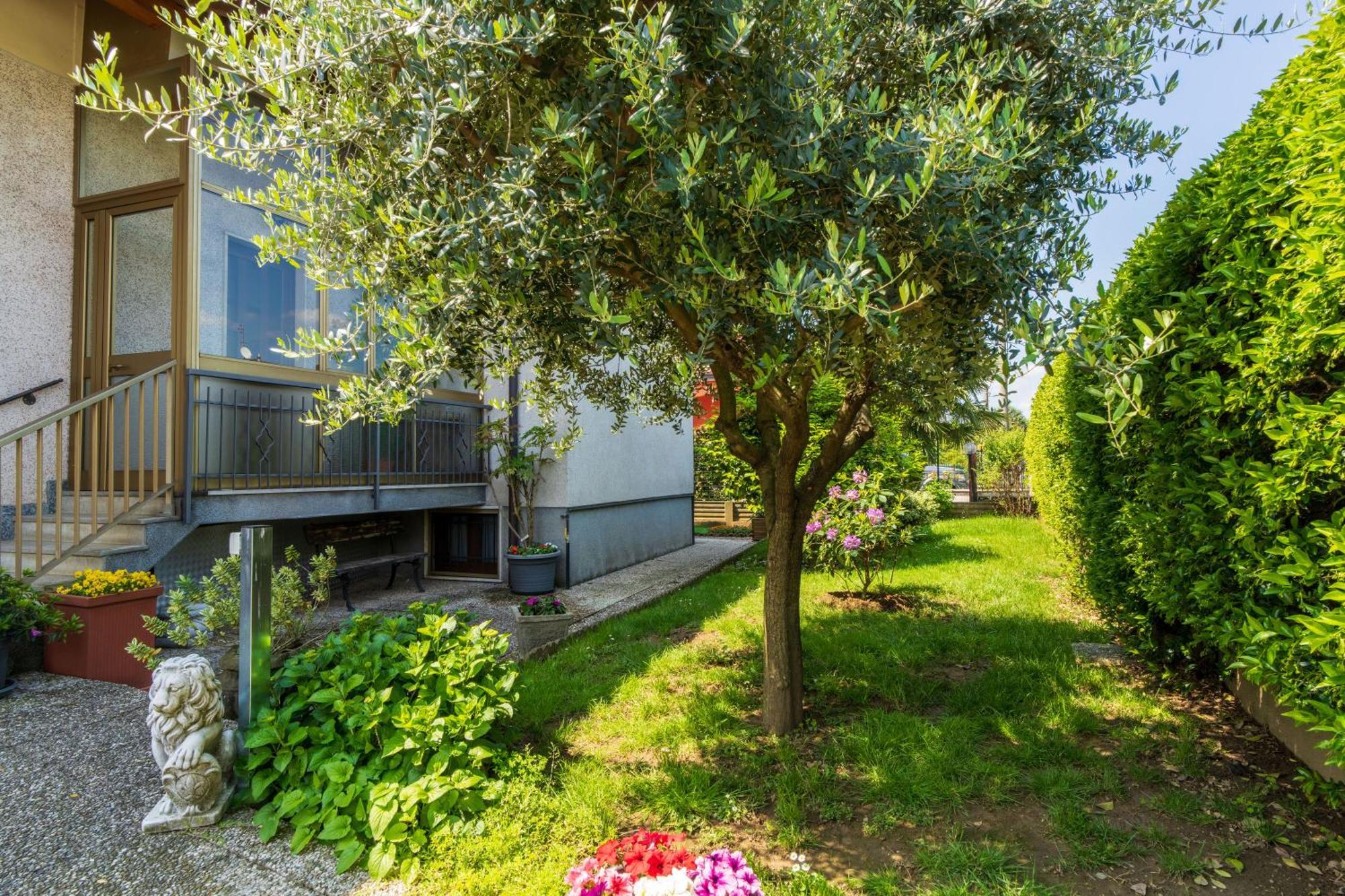 Le Rose Apartment Venegono Superiore Bagian luar foto
